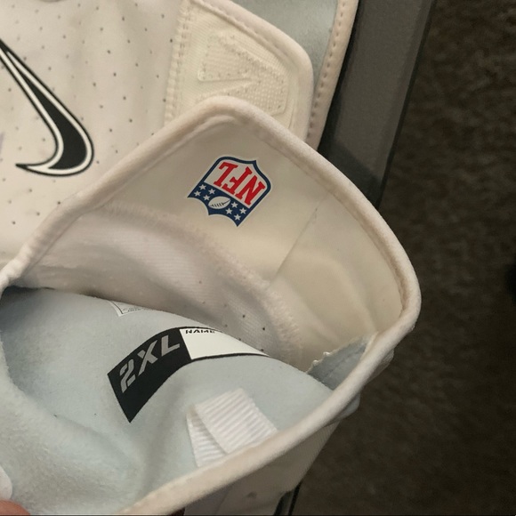 Demarcus Robinson signed worn gloves Las Vegas Raiders - Picture 2 of 2